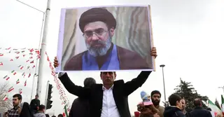 কে এই মোজতবা খামেনি, ইরানের নতুন সর্বোচ্চ নেতা হওয়ার দৌড়ে এগিয়ে?